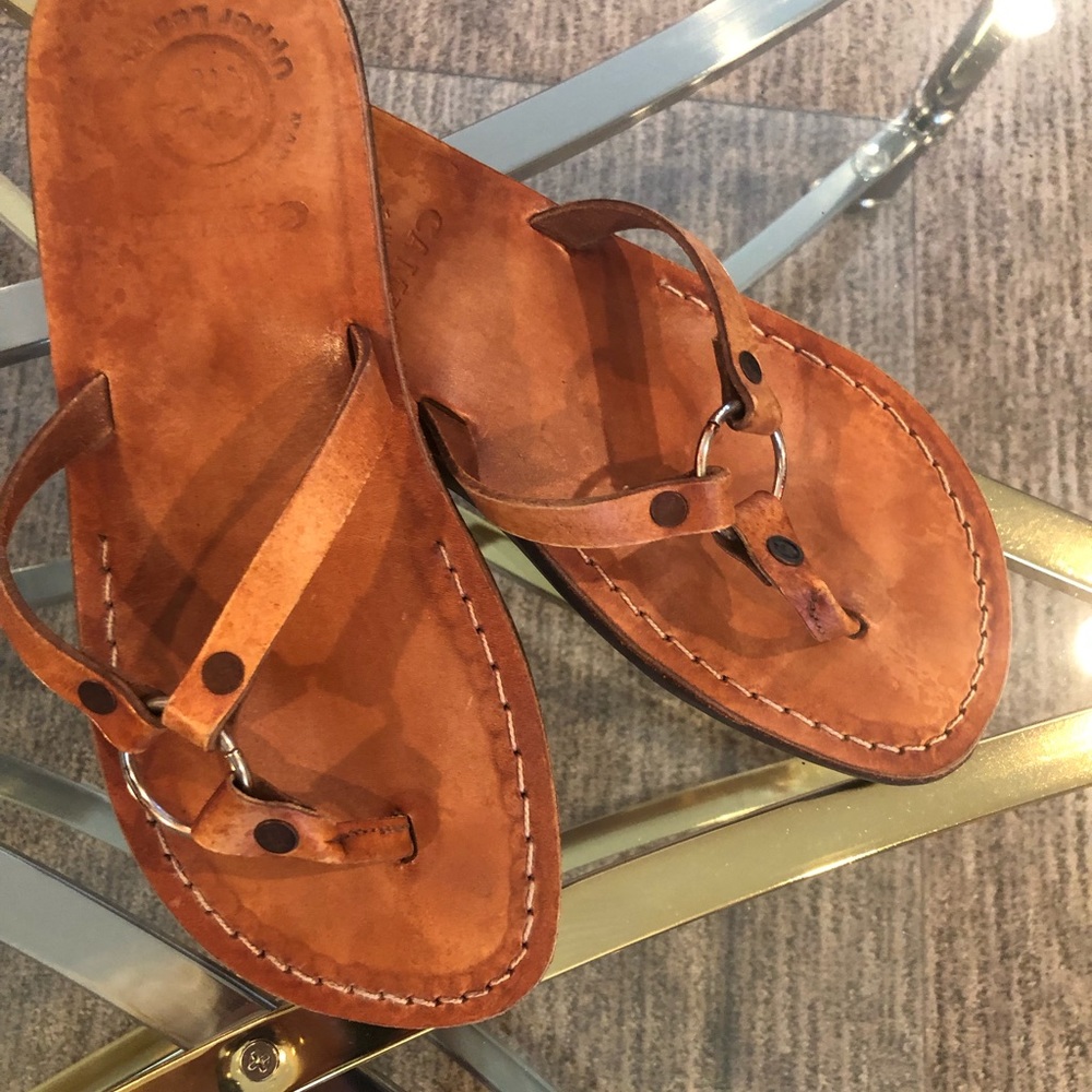 Camel upper leather sandal.